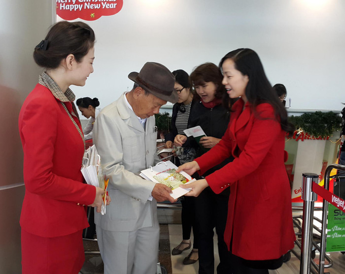 Phó Tổng Giám đốc Vietjet Nguyễn Thị Thúy Bình tặng quà và gửi lời chúc an lành đến hành khách trong ngày đầu năm mới.