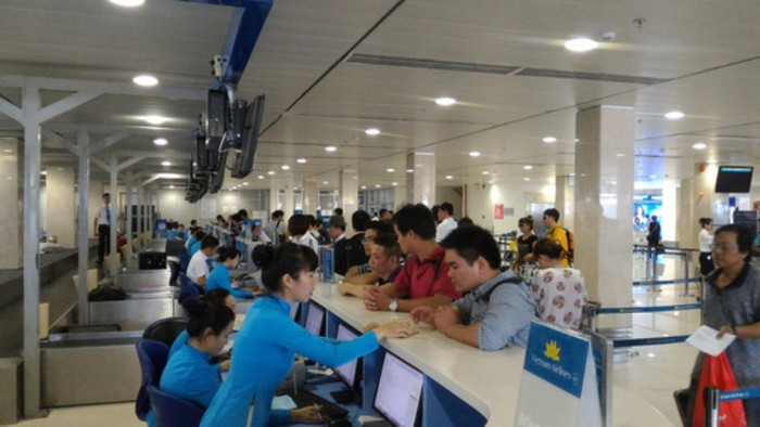 Khách làm thủ tục tại sân bay Tân Sơn Nhất, ảnh NLĐ Khách làm thủ tục tại sân bay Tân Sơn Nhất, ảnh NLĐ