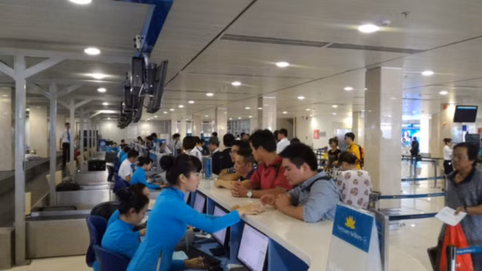 Khách làm thủ tục tại sân bay Tân Sơn Nhất, ảnh NLĐ