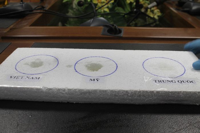 Kết quả sau vài phút dầu cá tiếp xúc trực tiếp với xốp, hiện tượng ăn mòn xảy ra. Kết quả sau vài phút dầu cá tiếp xúc trực tiếp với xốp, hiện tượng ăn mòn xảy ra.