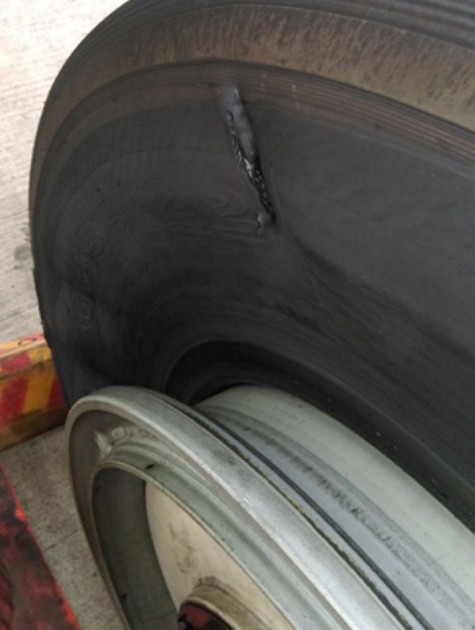 Vết cắt trên lốp máy bay Airbus A321 sáng 8/1. Ảnh: Người lao động.