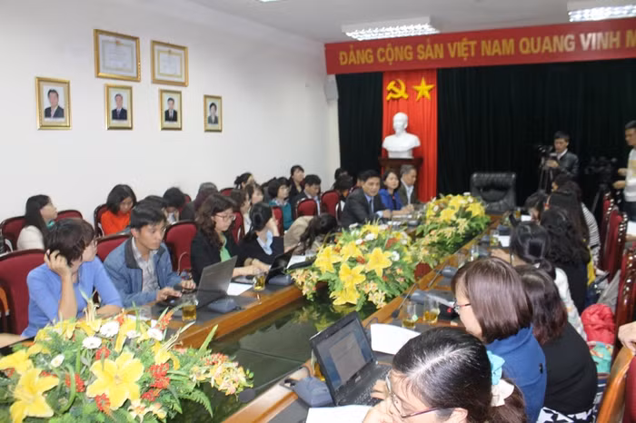 Cục An toàn thực phẩm họp báo công bố thông tin việc dầu cá Omega 3 ăn mòn xốp (ảnh H.Lực)