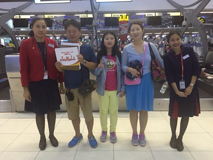 Hành khách tại sân bay Suvarnabhumi (Thái Lan) tươi cười đón quà đầu năm mới.