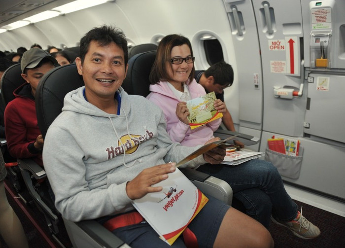 Hành khách thích thú với những món quà đầu năm của Vietjet.
