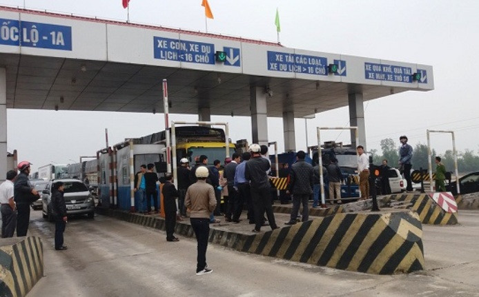 Không bằng lòng với mức thu phí mới, hàng loạt tài xế xe tải đã dừng xe quây trạm thu phí gây ách tắc giao thông cục bộ (ảnh: Tr.Trung - Báo Lao Động). Không bằng lòng với mức thu phí mới, hàng loạt tài xế xe tải đã dừng xe quây trạm thu phí gây ách tắc giao thông cục bộ (ảnh: Tr.Trung - Báo Lao Động).