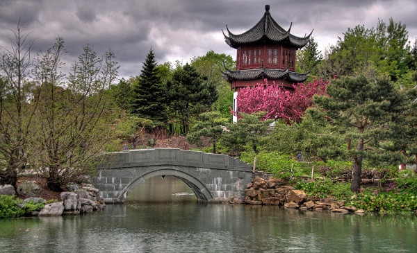 Khuôn viên của Vườn bách thảo Montreal bao gồm một khu nhà kính phức hợp trồng nhiều loại cây quý hiếm được đưa về từ khắp nơi trên thế giới. Từ tháng 11 tới tháng 4, các khu vườn ngoài trời ở Vườn bách thảo Montreal phủ đầy tuyết trắng, chỉ có khu nhà kính quanh năm mở cửa chào đón du khách đến tham quan. Khuôn viên của Vườn bách thảo Montreal bao gồm một khu nhà kính phức hợp trồng nhiều loại cây quý hiếm được đưa về từ khắp nơi trên thế giới. Từ tháng 11 tới tháng 4, các khu vườn ngoài trời ở Vườn bách thảo Montreal phủ đầy tuyết trắng, chỉ có khu nhà kính quanh năm mở cửa chào đón du khách đến tham quan.