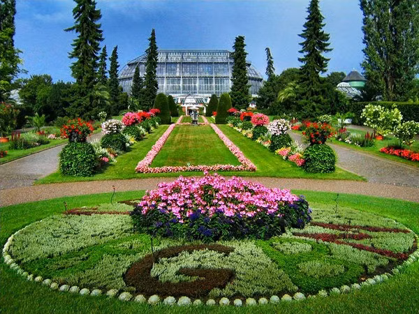 2. Vườn Botanischer, Đức Botanischer được đánh giá là một trong những khu vườn quan trọng nhất trên thế giới. Được xây dựng từ năm 1897 - 1910, Botanischer hiện là một phần của trường ĐH Freie ở thủ đô Berlin. 2. Vườn Botanischer, Đức Botanischer được đánh giá là một trong những khu vườn quan trọng nhất trên thế giới. Được xây dựng từ năm 1897 - 1910, Botanischer hiện là một phần của trường ĐH Freie ở thủ đô Berlin.