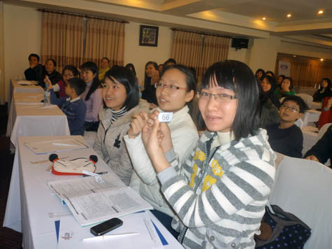 May mắn với phần bốc thăm trúng thưởng học bổng tiếng Anh