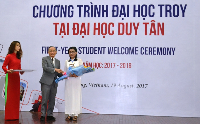 Trao suất học bổng trị giá 454 triệu đồng cho thủ khoa của chương trình Đại học Troy tại Duy Tân. Ảnh: TT Trao suất học bổng trị giá 454 triệu đồng cho thủ khoa của chương trình Đại học Troy tại Duy Tân. Ảnh: TT