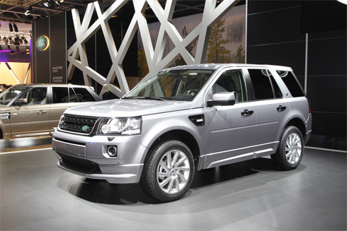 Lưới tản nhiệt và đèn pha LED mới trên Land Rover Freelander bản nâng cấp. Lưới tản nhiệt và đèn pha LED mới trên Land Rover Freelander bản nâng cấp.