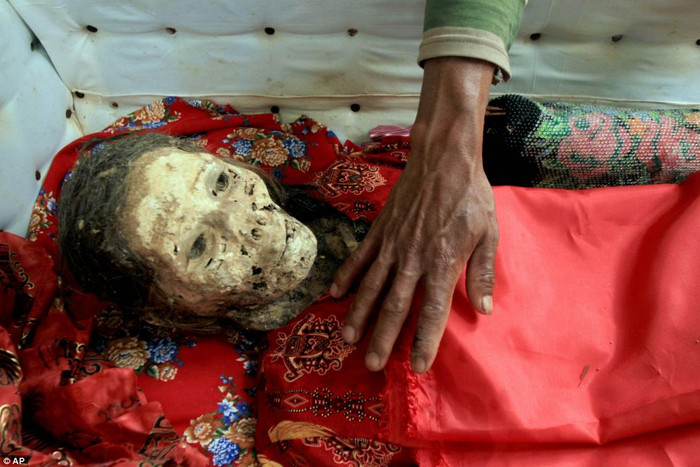 Nghi lễ kì lạ Ma'nene diễn ra ba năm một lần để thể hiện lòng tưởng nhớ của người dân trong làng với người đã khuất Nghi lễ kì lạ Ma'nene diễn ra ba năm một lần để thể hiện lòng tưởng nhớ của người dân trong làng với người đã khuất