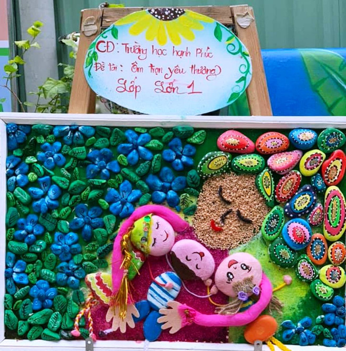 Ngoài sự tư duy, sáng tạo còn đòi hỏi trẻ phải có tính kiên nhẫn để hoàn thành bức tranh.