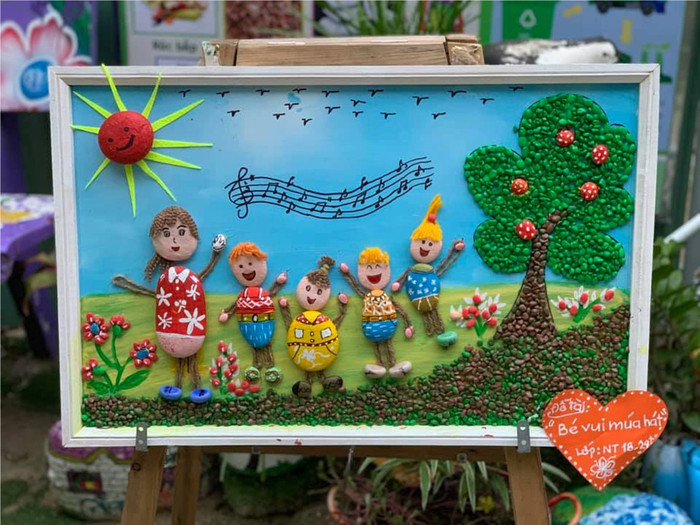 Ngôi trường đã mang một màu sắc mới khi có những bức tranh bằng đá.