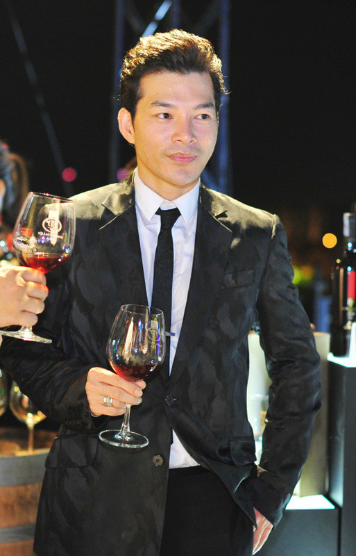 Nam diễn viên "Đoạt hồn" vô cùng lịch lãm trong bộ vest đen.