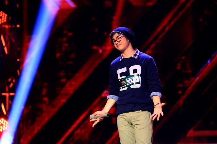 “Chàng hotboy” – Loki Bảo Long khuấy động không khí bằng giọng ca đầy cảm xúc, ấm áp cùng ca khúc It Will Rain. Anh được cả 4 Giám khảo đánh giá cao với những nhận xét “có cánh”.