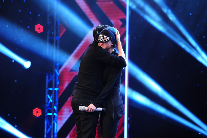 Giám khảo Đàm Vĩnh Hưng ôm chầm lấy Huyền Minh vì quá xúc động trước tiết mục của cô.