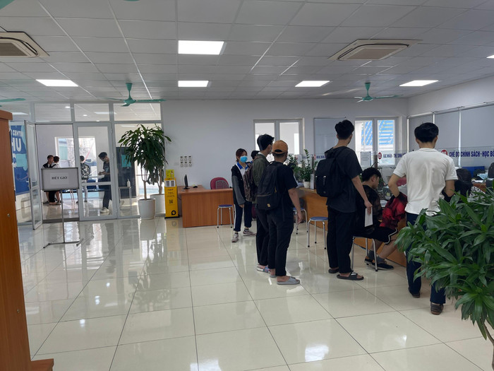 Một số sinh viên K67 chờ làm thủ tục tại Phòng Công tác chính trị và Quản lý sinh viên. Ảnh: T.D Một số sinh viên K67 chờ làm thủ tục tại Phòng Công tác chính trị và Quản lý sinh viên. Ảnh: T.D