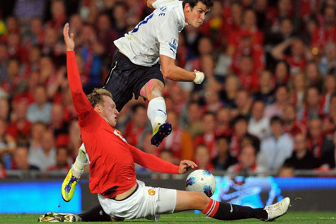 Trung vệ 19 tuổi Phil Jones xuất sắc trong một pha cản phá.