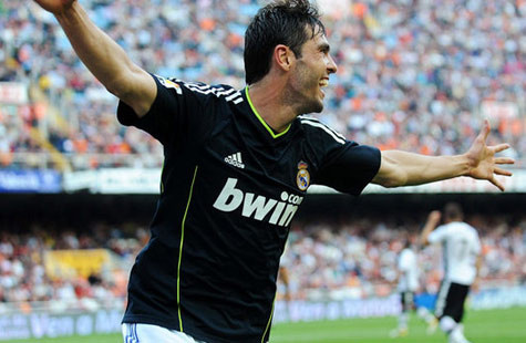 Kaka quyết ở lại Madrid dù đã mất vị trí chính thức.