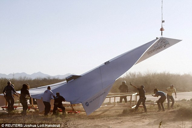 Chiếc máy bay giấy khổng lồ được nhấc lên khỏi mặt đất để chuẩn bị cho chuyến bay đầu tiên. Máy bay giấy lâu nay vẫn là đồ chơi của trẻ con, nhưng đồ chơi này thường chỉ bay vòng vèo trong lớp học.Tuy nhiên, chiếc máy bay giấy lớn nhất thế giới dài tới 14m, sải cánh dài hơn 7m vừa được cất cánh lên bầutrời Tucson, bang Arizona (Mỹ) nhờ một chiếc trực thăng. Chiếc máy bay vươn lên bầu trời và đạt tới tốc độ 98 dặm/g trước khi hạ cánh. Chiếc máy bay giấy khổng lồ được nhấc lên khỏi mặt đất để chuẩn bị cho chuyến bay đầu tiên. Máy bay giấy lâu nay vẫn là đồ chơi của trẻ con, nhưng đồ chơi này thường chỉ bay vòng vèo trong lớp học.Tuy nhiên, chiếc máy bay giấy lớn nhất thế giới dài tới 14m, sải cánh dài hơn 7m vừa được cất cánh lên bầutrời Tucson, bang Arizona (Mỹ) nhờ một chiếc trực thăng. Chiếc máy bay vươn lên bầu trời và đạt tới tốc độ 98 dặm/g trước khi hạ cánh.