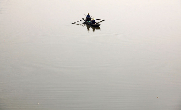 16. Ngư dân chèo thuyền trên sông Neijing với mức nước chỉ sâu đến đầu gối tại thành phố Honghu thuộc tỉnh Hồ Bắc, Trung Quốc( 30/5/2011). Người dân địa phương cho biết đây là mực nước hồ thấp nhất mà họ từng thấy trong suốt 70 năm.