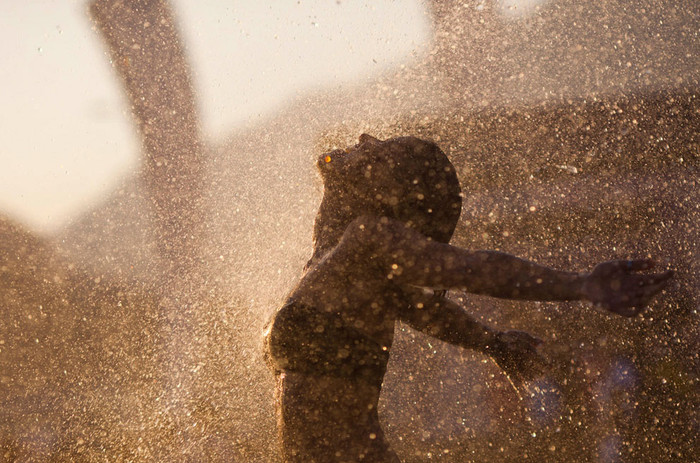 9. Một phụ nữ tắm mình trong làn nước để làm giảm bớt cái nóng oi bức trong suốt lễ hội âm nhạc tại Rio de Janeiro, Brazil ( 1/10/2011)