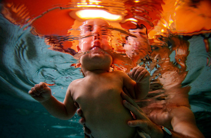 25. Hình ảnh một bác sĩ chuyên khoa đến từ tổ chức Gezenguz ( Rascal) với em bé sơ sinh trong đợt trị liệu thần kinh ở dưới nước ở Budapest (27/10/2011). Nhiều trẻ sơ sinh và trẻ nhỏ bị thương tổn hay bị mắc những căn bệnh do bẩm sinh đã được tổ chức điều trị và phục hồi lại sức khỏe