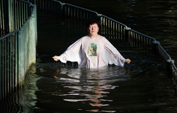 29. Một khách hành hương thuộc Kitô giáo đến từ Mỹ La tinh trên dòng sông Jordan trong suốt lễ hội xóa tội Yardenit tại thành phố Tiberias, miền Bắc Israeli ( 21/2/2012 ).