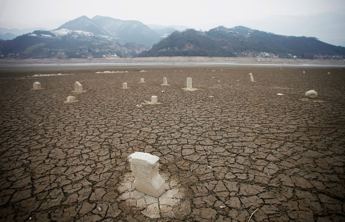 6. Khu nghĩa trang 70 tuổi này trở lên khô cằn sau khi hồ Jablanicko gần Jablanica, Bosnia vàHerzegovina bị cạn nước (1/2/2012). Các con đập trên sông Neretva gần hồ dẫn ra hệ thống sản xuất điện trung bình 2000 MW/ giờ mỗi năm, tuy nhiên đợt hạn hán đầu tháng tám đã làm thu hẹp ¼ sản lượng.