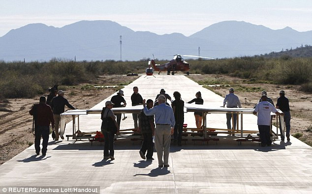 Cậu bé 12 tuổi góp sức đưa chiếc máy bay giấy khổng lồ lên bầu trời. Máy bay giấy lớn nhất thế giới có sự đóng góp công sức của một cậu bé 12 tuổi Arturo Valdenegro, ngườiđã chiến thắng cuộc thi do một tờ báo địa phương tổ chức với mẫu thiết kế máy bay giấy có thể bay xa hơntất cả những mẫu tham gia. Cậu bé 12 tuổi góp sức đưa chiếc máy bay giấy khổng lồ lên bầu trời. Máy bay giấy lớn nhất thế giới có sự đóng góp công sức của một cậu bé 12 tuổi Arturo Valdenegro, ngườiđã chiến thắng cuộc thi do một tờ báo địa phương tổ chức với mẫu thiết kế máy bay giấy có thể bay xa hơntất cả những mẫu tham gia.