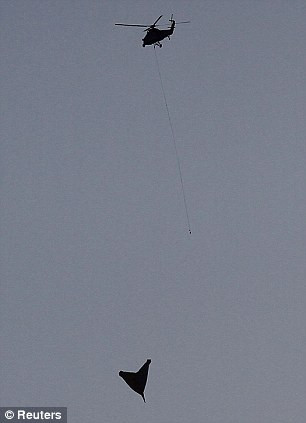 Chiếc máy bay vươn lên bầu trời và đạt tới tốc độ 98 dặm/g trước khi hạ cánh. Chiếc máy bay vươn lên bầu trời và đạt tới tốc độ 98 dặm/g trước khi hạ cánh.