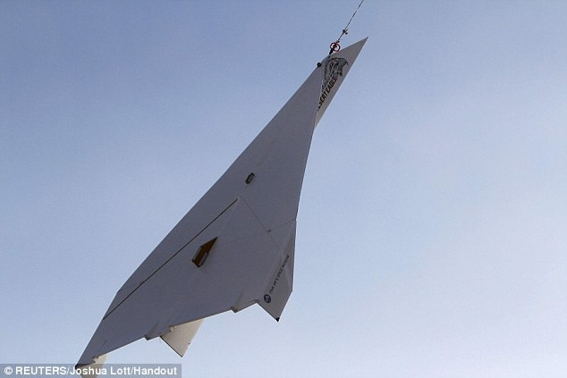 Máy bay được nâng lên cách mặt đất hơn 1000m trước khi bay trở về mặt đất. Máy bay được nâng lên cách mặt đất hơn 1000m trước khi bay trở về mặt đất.