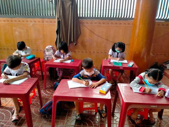 Từng nhóm nhỏ học sinh được các thầy cô dạy học trực tiếp. Từng nhóm nhỏ học sinh được các thầy cô dạy học trực tiếp.