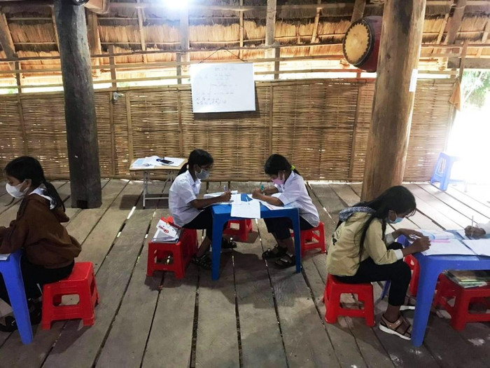 Nhà Rông cũng được trưng dụng làm nơi học tập của học sinh dân bản. Nhà Rông cũng được trưng dụng làm nơi học tập của học sinh dân bản.