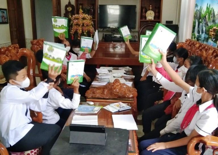 Một lớp học mini bằng hình thức trực tuyến qua điện thoại tại gia đình một học sinh có điều kiện. Một lớp học mini bằng hình thức trực tuyến qua điện thoại tại gia đình một học sinh có điều kiện.