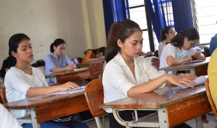 Phụ huynh bức xúc vì lịch kiểm tra học kỳ I của học sinh lớp 9 quá sớm. Ảnh: TT Phụ huynh bức xúc vì lịch kiểm tra học kỳ I của học sinh lớp 9 quá sớm. Ảnh: TT