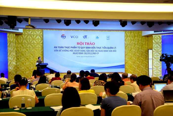 Tại Hội thảo “An toàn thực phẩm từ quy định đến thực tiễn quản lý: Vấn đề vướng mắc và kỳ vọng sửa đổi tại Nghị định sửa đổi nghị định 38 của Chính phủ” các doanh nghiệp kiến nghị phải sửa Nghị định 38 của Chính phủ - ảnh Hoàng Lực. Tại Hội thảo “An toàn thực phẩm từ quy định đến thực tiễn quản lý: Vấn đề vướng mắc và kỳ vọng sửa đổi tại Nghị định sửa đổi nghị định 38 của Chính phủ” các doanh nghiệp kiến nghị phải sửa Nghị định 38 của Chính phủ - ảnh Hoàng Lực.