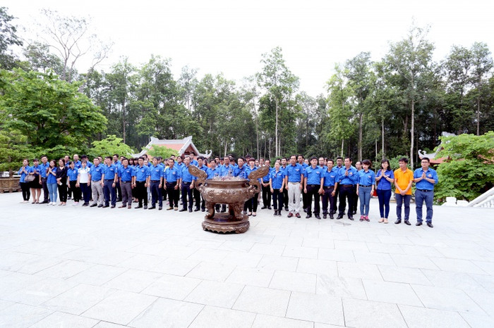 Đoàn Tập đoàn dâng hương tại Nhà tưởng niệm Chủ tịch Hồ Chí Minh Đoàn Tập đoàn dâng hương tại Nhà tưởng niệm Chủ tịch Hồ Chí Minh