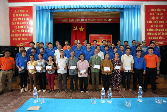 Đoàn Tập đoàn trao tặng các phần quà cho đại diện các gia đình chính sách Đoàn Tập đoàn trao tặng các phần quà cho đại diện các gia đình chính sách