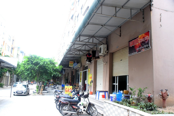 Những ki ốt dưới tầng 1 với mái che và lòng, hè đường chật chội sẽ gây cản trở xe cứu hỏa trong việc chữa cháy nếu xảy ra cháy hay cứu hộ - ảnh Hoàng Lực. Những ki ốt dưới tầng 1 với mái che và lòng, hè đường chật chội sẽ gây cản trở xe cứu hỏa trong việc chữa cháy nếu xảy ra cháy hay cứu hộ - ảnh Hoàng Lực.