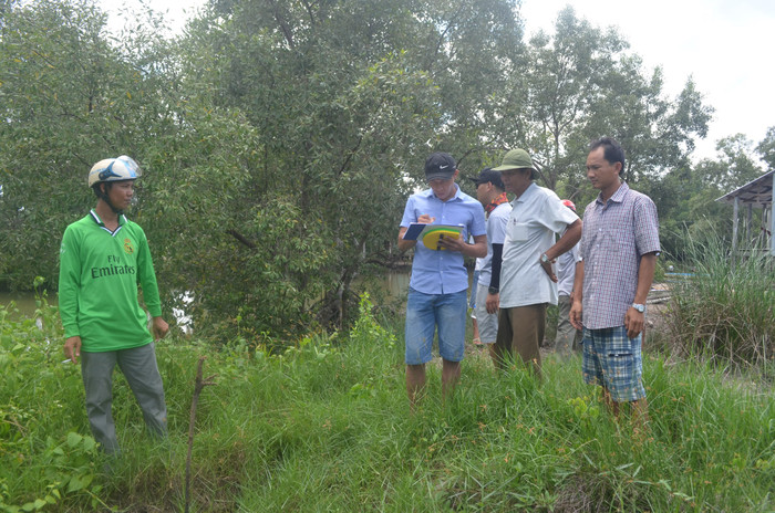 Khảo sát địa điểm xây cầu tại ấp Kinh Ranh, xã Tân Ân Tây. Khảo sát địa điểm xây cầu tại ấp Kinh Ranh, xã Tân Ân Tây.