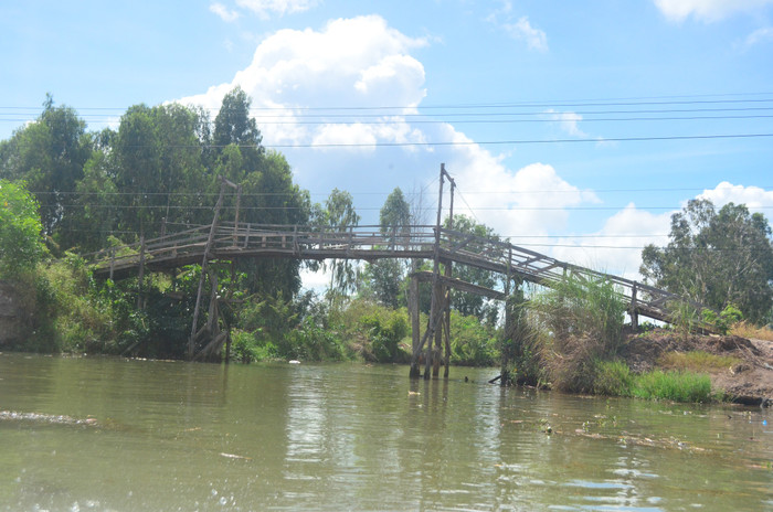 Những cây cầu gỗ do người dân tự xây dựng chỉ đạp ứng được nhu cầu đi lại trong thời gian ngắn vì lượng người lưu thông qua các cây cầu là rất đông nên cầu thường xuyên phải sửa chữa. Những cây cầu gỗ do người dân tự xây dựng chỉ đạp ứng được nhu cầu đi lại trong thời gian ngắn vì lượng người lưu thông qua các cây cầu là rất đông nên cầu thường xuyên phải sửa chữa.