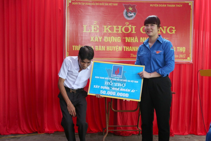 Bí thư Đoàn Tập đoàn Vũ Thị Thu Hương trao tặng số tiền xây dựng Nhà nhân ái cho ông Nguyễn Văn Bẩy Bí thư Đoàn Tập đoàn Vũ Thị Thu Hương trao tặng số tiền xây dựng Nhà nhân ái cho ông Nguyễn Văn Bẩy