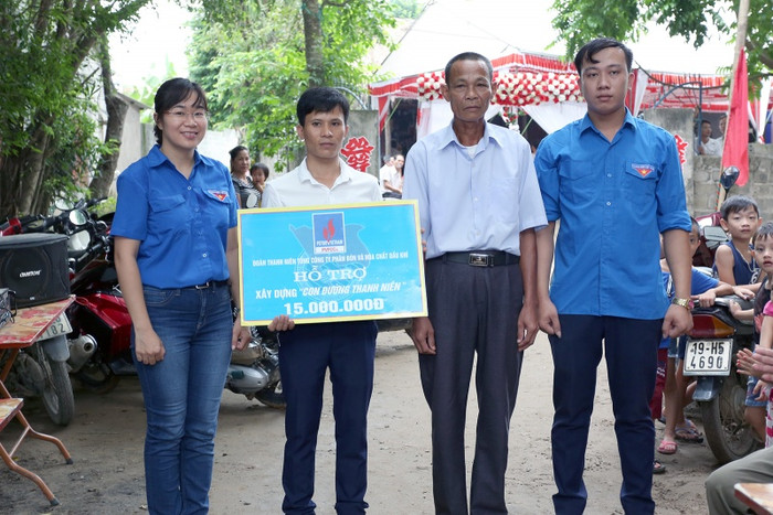 Đại diện các Đoàn cơ sở trao ủng hộ xây dựng đường giao thông nông thôn Đại diện các Đoàn cơ sở trao ủng hộ xây dựng đường giao thông nông thôn