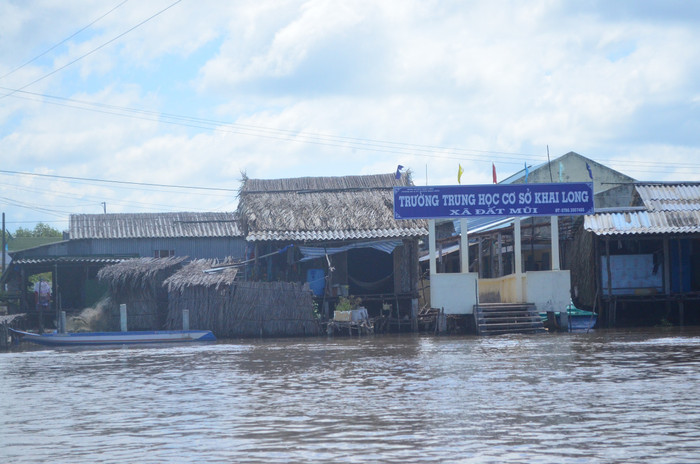 Các điểm trường cho các em học sinh đi học thường nằm cạnh các sông lớn nên việc đi học của các em gặp nhiều khó khăn. Các điểm trường cho các em học sinh đi học thường nằm cạnh các sông lớn nên việc đi học của các em gặp nhiều khó khăn.
