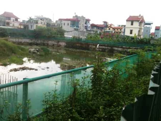 Phía trong dự án tòa nhà 25 tầng 409 Lĩnh Nam đã đào móng và làm ao... nuôi muỗi. Ảnh P.T Phía trong dự án tòa nhà 25 tầng 409 Lĩnh Nam đã đào móng và làm ao... nuôi muỗi. Ảnh P.T