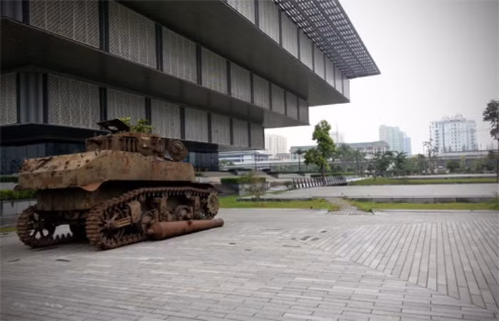 Bảo tàng hiện trưng bày tạm khoảng 4.000 hiện vật . Bảo tàng hiện trưng bày tạm khoảng 4.000 hiện vật .