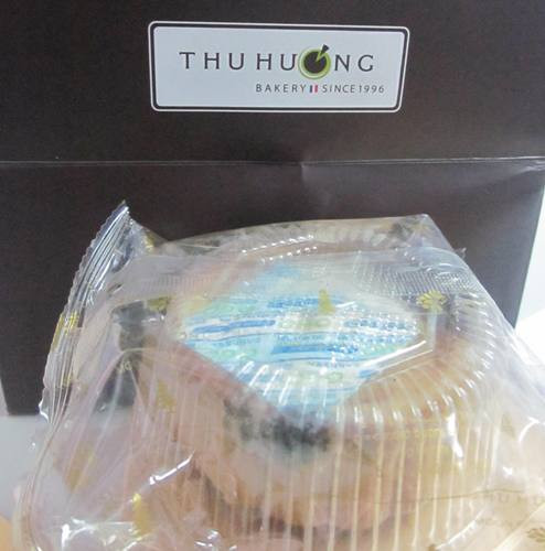 Chiếc bánh mốc đen dù còn hạn sử dụng.