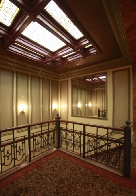 Nội thất cầu thang của khách sạn được bố trí hài hòa, quý phái, hiện đại Nội thất cầu thang của khách sạn được bố trí hài hòa, quý phái, hiện đại