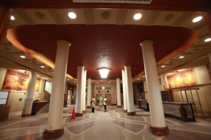 Đại sảnh khách sạn Lafayette ở Buffalo, New York. Đại sảnh khách sạn Lafayette ở Buffalo, New York.